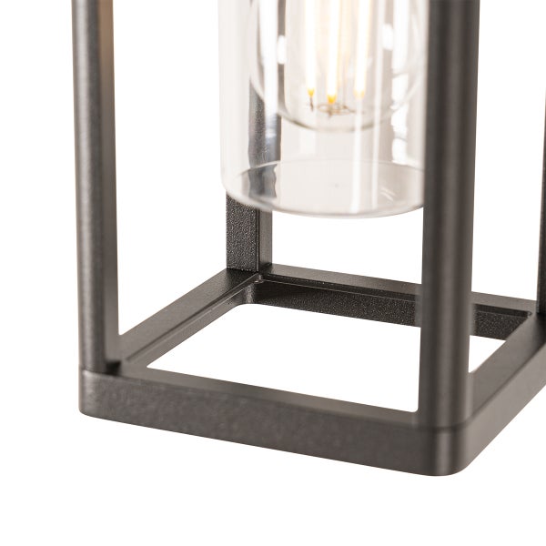 Detailansicht einer Außenleuchte im Laternendesign mit rechteckigem Metallrahmen und Glaseinsatz für ein Leuchtmittel.