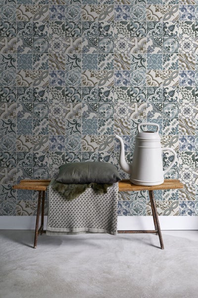 Wandgestaltung mit Dekortapete, Bank mit Kissen und Kanne