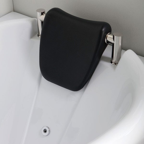 Detailansicht einer Badewanne mit Kopfstütze und Armaturen