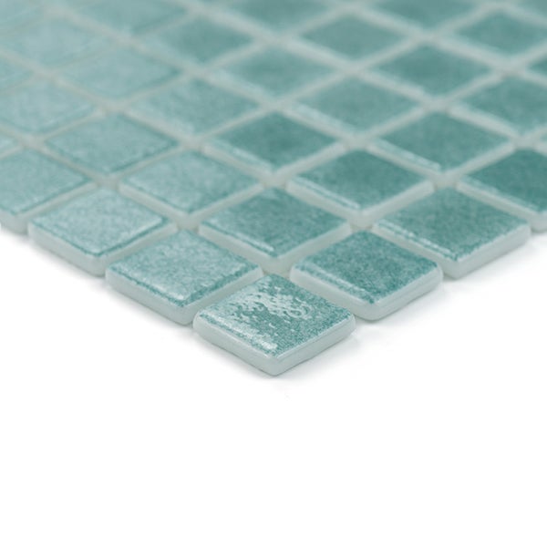 Quadratische Mosaikfliesen in strukturierter Optik als Fliesenmatte zur Wandgestaltung.