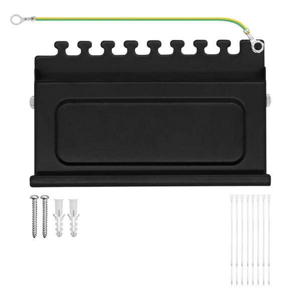 Schwarzes Rangierpanel aus Metall mit Erdungskabel, Montageschrauben, Dübeln und Kabelbindern für das Kabelmanagement in Netzwerkschränken.