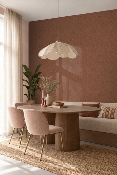 Esszimmer mit einem ovalen Holztisch, stoffbezogenen Stühlen, einer gepolsterten Bank und einer florale Tapete mit einem feinen Linienmuster.