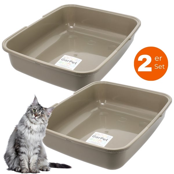 Zwei Katzentoiletten im Set mit einer Katze