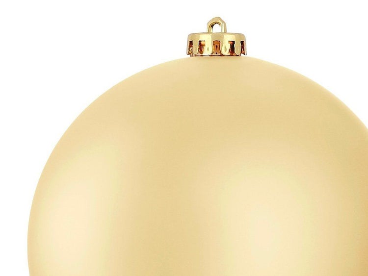 Eine einzelne, matte Weihnachtskugel als Weihnachtsbaumschmuck mit Aufhänger.