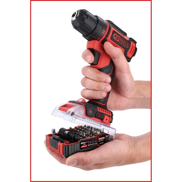 Akku-Bohrschrauber mit Bit-Set in der Hand