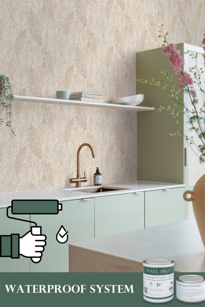 Küchenszene mit Spüle, Armatur und Wandtapete mit Blättermuster