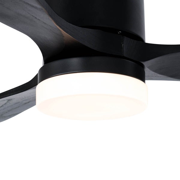 Deckenventilator mit integrierter LED Beleuchtung und geschwungenen Ventilatorflügeln