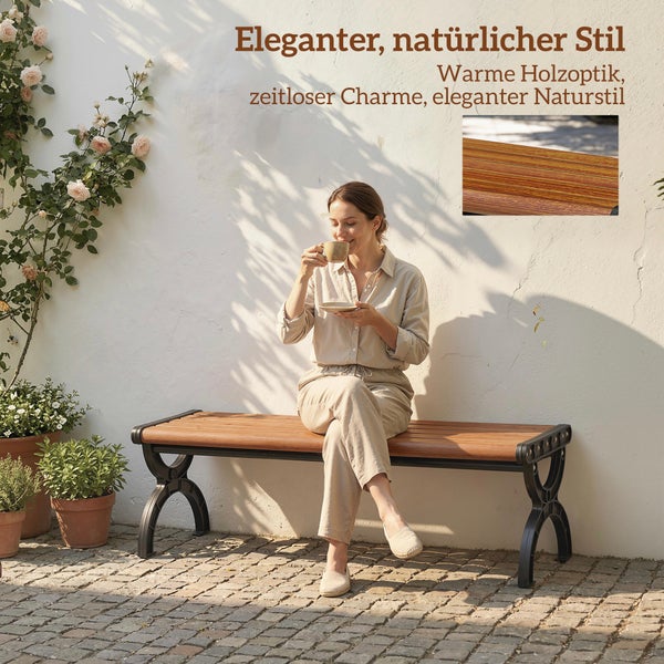 Gartenbank mit Sitzfläche in Holzoptik und schwarzem Metallgestell auf einer sonnigen Terrasse mit einer Person.