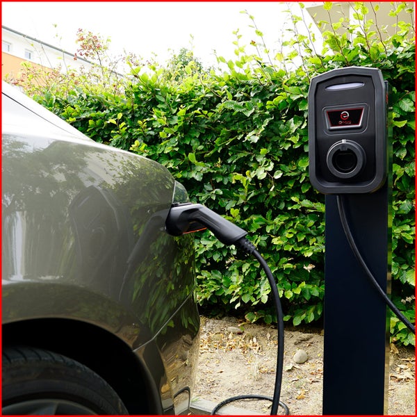 Schwarze Ladesäule für Elektrofahrzeuge