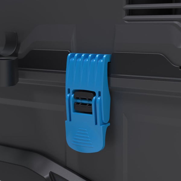Detailansicht des blauen Verschlusses einer Werkzeugkiste