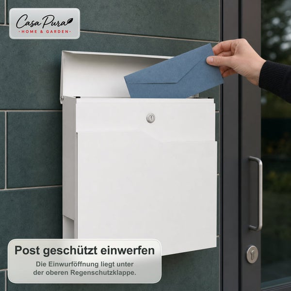 Wandbriefkasten mit Regenschutzklappe an Hauswand montiert. Hand wirft einen Brief ein. Casa Pura Logo.