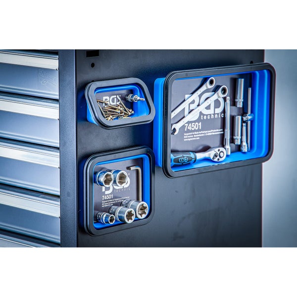 Moderne Tischleuchte in Pilzform, glänzend blau, mit konischem Standfuß.