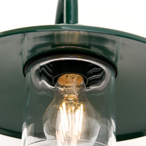 Detailansicht einer Außenwandleuchte mit grünem Metallschirm, klarem Glaszylinder und leuchtendem LED-Filament-Leuchtmittel.