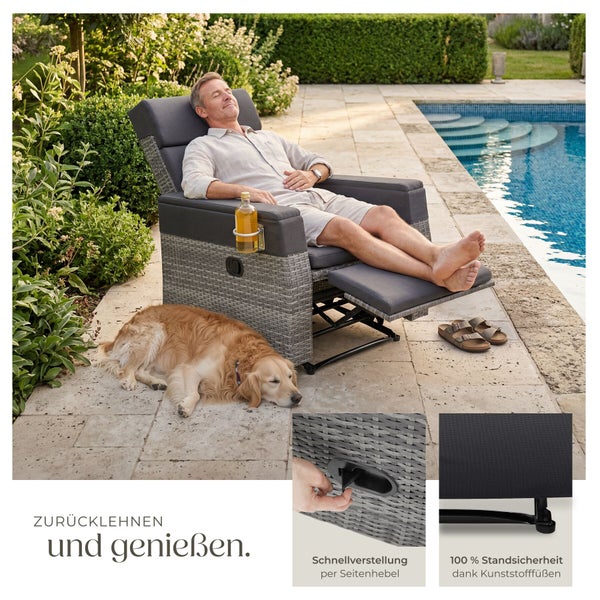 Verstellbarer Gartensessel aus grauem Polyrattan mit Polstern, Getränkehalter und Fußstütze an einem Pool.