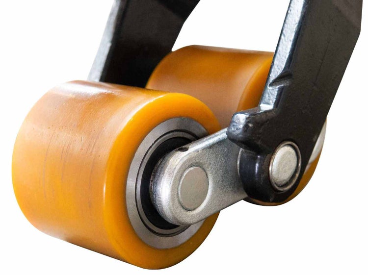 Nahaufnahme von zwei Lastrollen aus Polyurethan an einem Hubwagen.