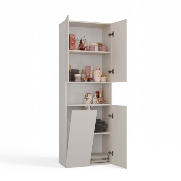 Offener Badezimmerschrank mit Regalen und Handtüchern