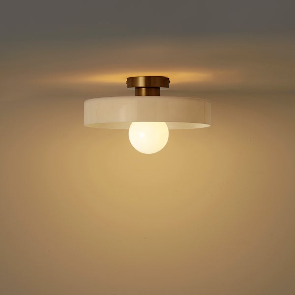 Moderne Deckenleuchte mit flachem Schirm und glühendem Leuchtmittel, ideal für eine atmosphärische Beleuchtung in Wohnräumen.