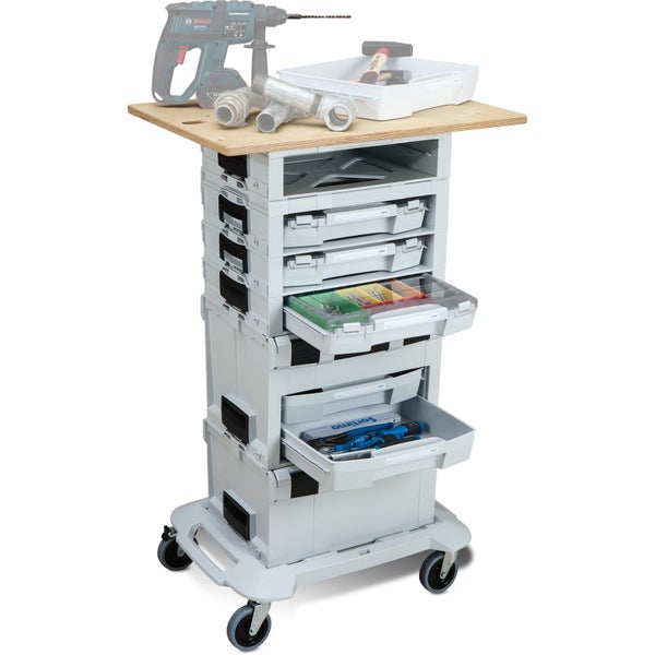 Mobiler Werkstattwagen mit modularen Kunststoffboxen, Holz-Arbeitsplatte und Lenkrollen. Schubladen für Werkzeuge und Kleinteile.