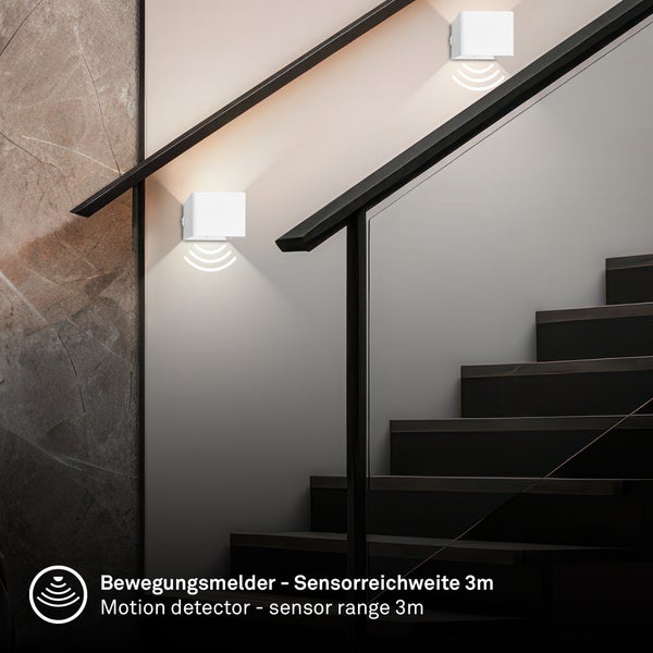 Moderne Wandleuchten mit Bewegungsmelder an einer Treppe mit Glasgeländer montiert, Sensorreichweite circa 3 Meter.
