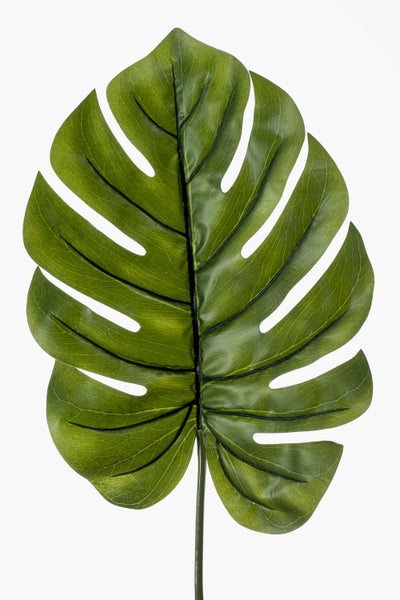 Künstliches Monstera-Blatt in Grün mit charakteristischen Einschnitten und Blattadern.