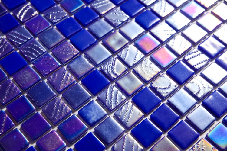 Detailansicht von quadratischen Glasmosaikfliesen