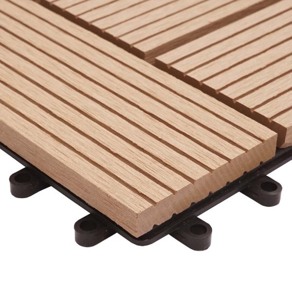 Hellbraune Terrassenfliese aus Holz-Kunststoff-Verbundwerkstoff mit gerillter Oberfläche und schwarzem Kunststoff-Klicksystem.