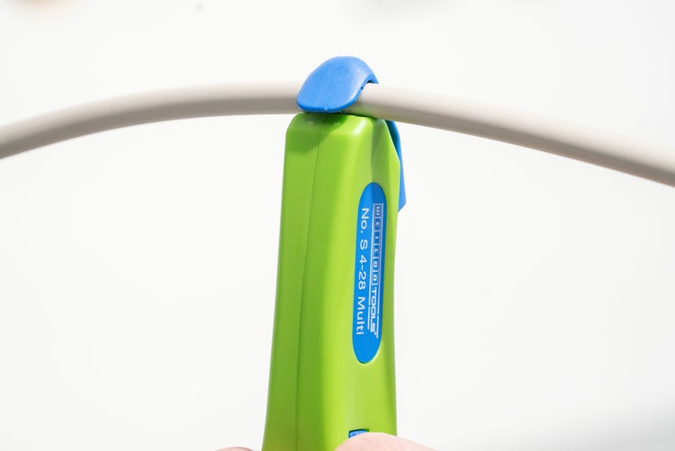 Abisolierwerkzeug mit Kabel