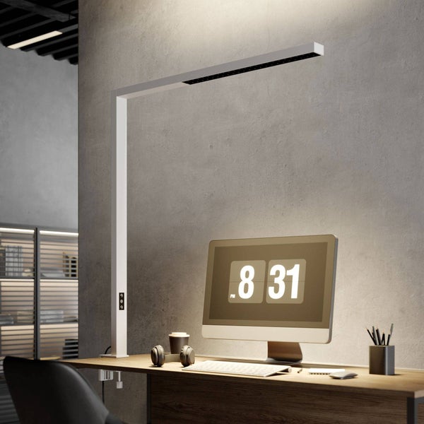 Moderne LED-Schreibtischleuchte in L-Form, Klemmmontage an Holztisch, heller Arbeitsplatz mit Monitor.