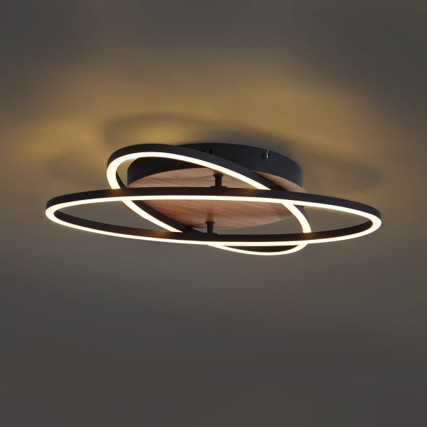 Deckenleuchte mit LED-Ringen und Holzelement
