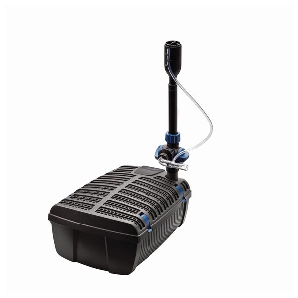 Oase Unterwasserfilter mit Wasserspiel, schwarzes Kunststoffgehäuse mit Filteröffnungen und Düsenaufsatz.