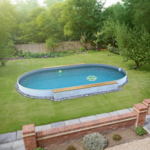 Ovaler Pool mit Holzumrandung im Garten.