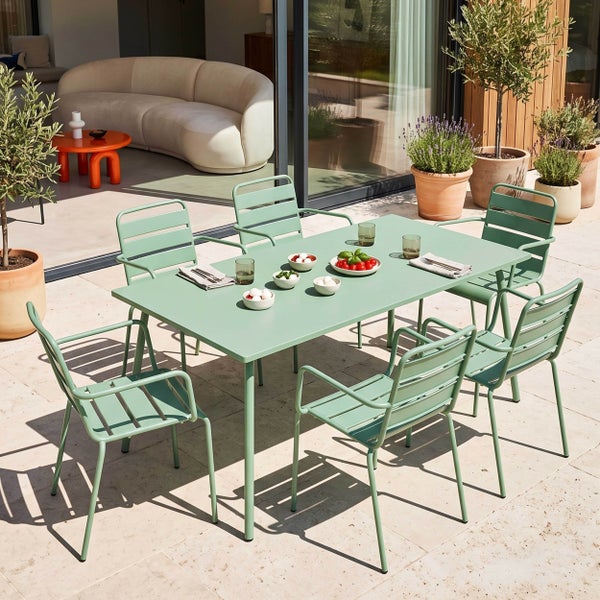 Moderne Garten-Essgruppe aus Metall mit einem rechteckigen Tisch und sechs Stühlen mit Armlehnen auf einer hellen, organisierten Terrasse.