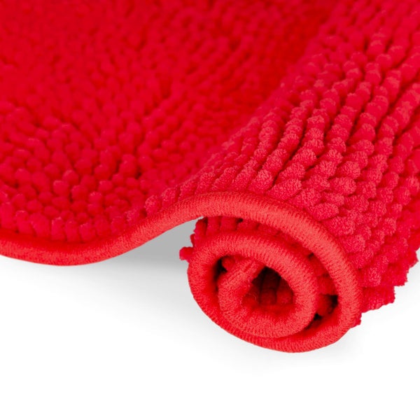 Rote Badmatte aus Chenille mit weicher Oberfläche, Detailansicht.