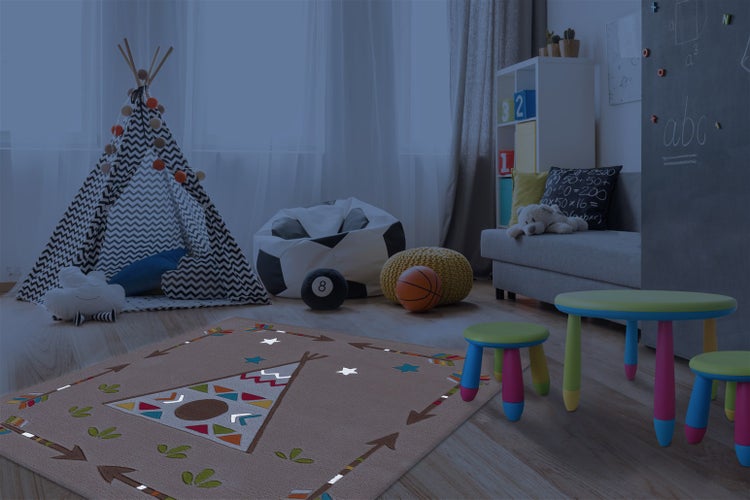 Ein Kinderzimmer mit einem Teppich im Tipi Design, einem Spielzelt, Sitzgelegenheiten und kindgerechten Dekorationselementen.