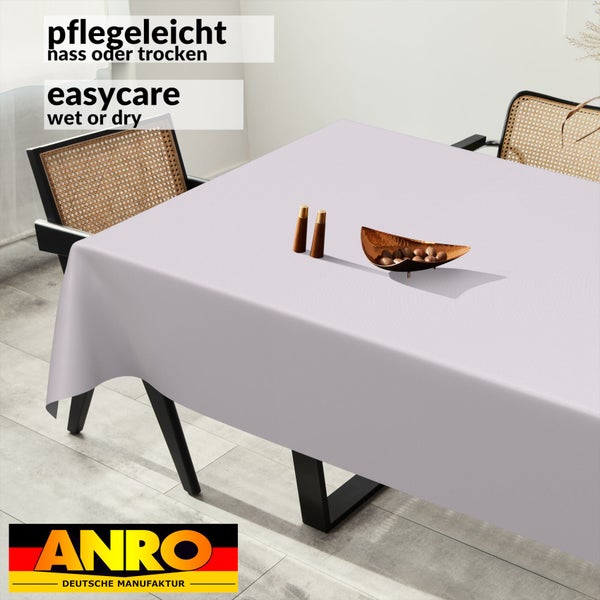 ANRO Tischdecke auf einem modernen Esstisch in einem hellen Raum, pflegeleicht nass oder trocken, ANRO Logo.