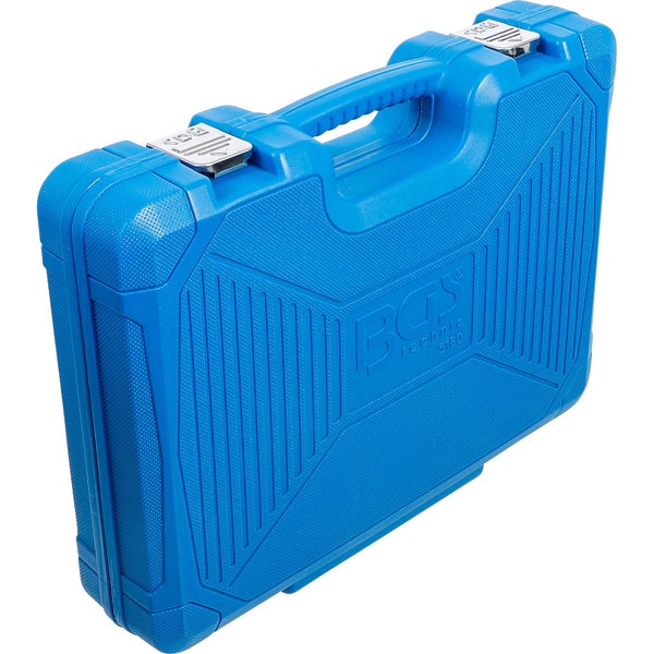 Person bohrt mit einer Akku-Bohrmaschine von Makita ein Loch in eine Wand neben mehreren Kabeln.