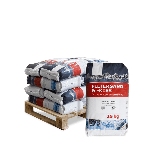 Filtersand und Kies für die Wasseraufbereitung auf einer Holzpalette, 25 Kilogramm pro Sack, Körnung 1 bis 2 Millimeter.
