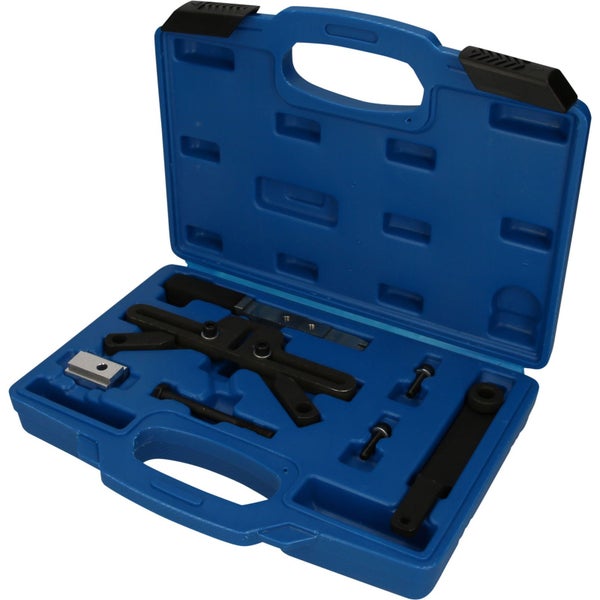 Werkzeugsatz für die Autoreparatur im blauen Koffer