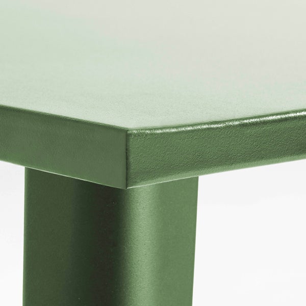 Grüne Tischplatte aus pulverbeschichtetem Metall mit quadratischer Ecke und Tischbein.