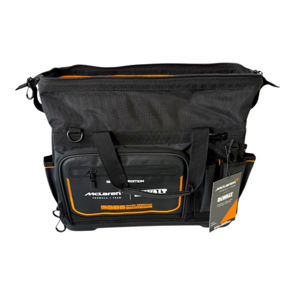 DeWalt McLaren Werkzeugtasche mit wasserfestem Fach, Tragegriffen und Außentaschen. DeWalt Logo und McLaren Logo.