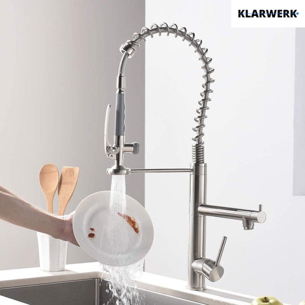 KLARWERK Küchenarmatur aus Metall mit Spiralfeder und Geschirrbrause beim Abspülen eines Tellers in einer Spüle, KLARWERK Logo.