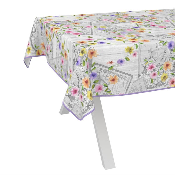 Tischdecke mit Blumenmuster auf einem Tisch