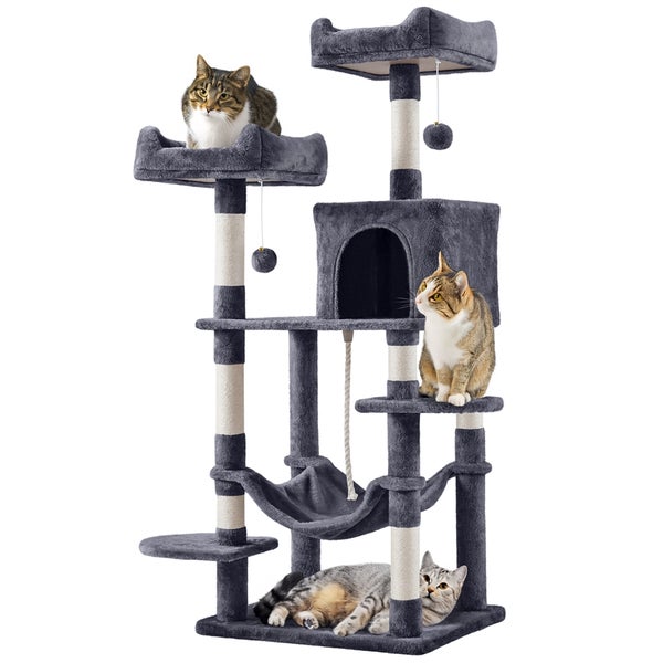 Mehrstöckiger Katzenkratzbaum mit Katzenhaus, Hängematte und drei Katzen