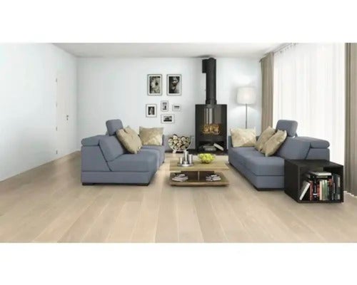 Wohnzimmer mit hellen Holzboden, grauen Sofas und Kaminofen