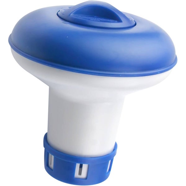 Modernes Badezimmer mit Dusche, Duschwanne und Armaturen vor einem Fenster mit Meerblick