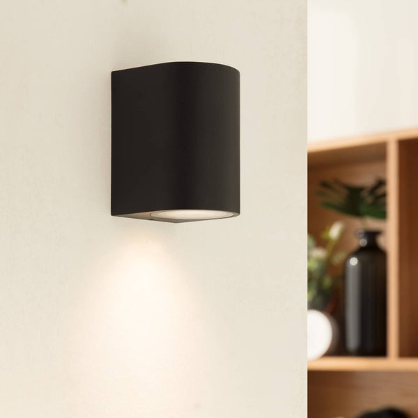 Frau legt waschbaren Bezug eines Haustierbettes in die Waschmaschine