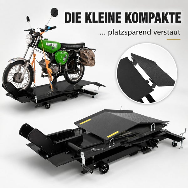 Kompakte Motorrad-Hebebühne auf Rollen, platzsparend zusammenklappbar, dargestellt mit einem gesicherten Motorrad.