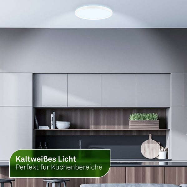 Eine runde LED Deckenleuchte ist in einer Küche montiert.