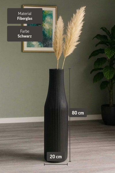 Schwarze Bodenvase aus Fiberglas mit Rillenstruktur, 80 Zentimeter hoch und 20 Zentimeter breit, dekoriert mit Pampasgras in einem modernen Zimmer.