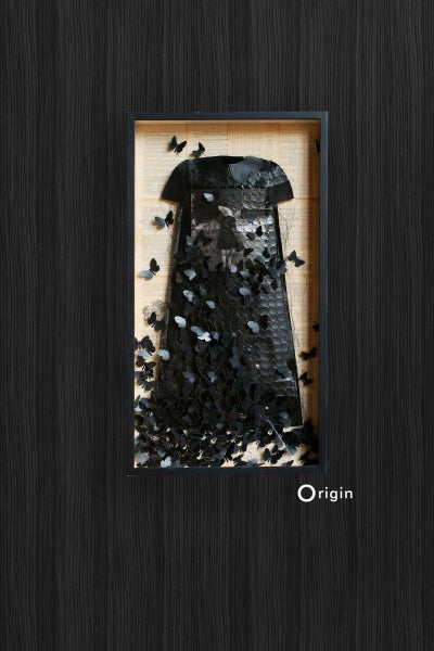 Dekoratives Wandbild mit Kleidmotiv und Schmetterlingen im Rahmen